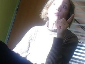 Парень дрочит прямо перед преподавателем на уроке под партой