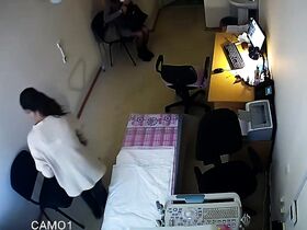 Голая девка на УЗИ шеи и почек