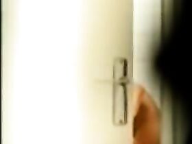 Красивые телки ходят голые в душе